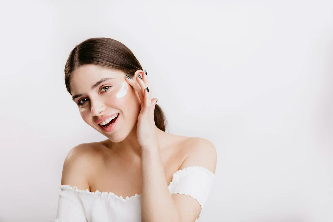 ¿Qué va primero: la crema hidratante o el protector solar? El orden correcto en tu rutina skincare